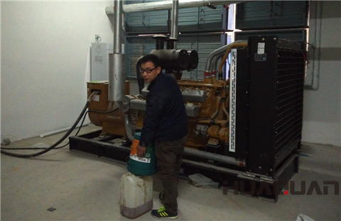 華全售后人員為客戶加機(jī)油 華全售后人員為客戶加機(jī)油