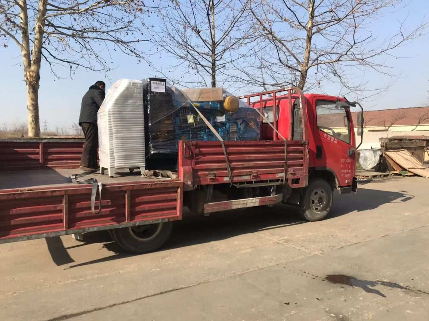 許先生從華全動力采購的50kw底座油箱立柜柴油發(fā)電機組于1月11日順利發(fā)往內蒙古