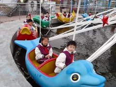 長(zhǎng)見(jiàn)識(shí)了_海豚戲水游樂(lè)設(shè)備原來(lái)如此受小朋友歡迎